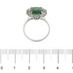anello oro bianco halo con smeraldo centrale squadrato e diamantini foto paragone righello per misura gioiello in cm