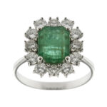 Anello in oro bianco 18kt con smeraldo rettangolare da 2.15 ct e intorno 12 diamanti taglio brillante da 0.13 ct cad., totale 1.56 ct - Colore FG e purezza VVS.