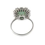 visione interna e retro di anello oro bianco con smeraldo centrale e diamanti