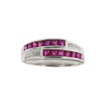 anello doppia riviere in oro bianco con diamanti e rubini frontale