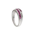 anello doppia riviere in oro bianco con diamanti e rubini lato 1