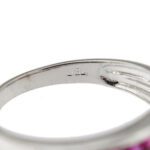 incisione interna punzone 750 oro d anello doppia riviere in oro bianco con diamanti e rubini