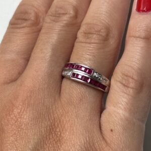 Foto gioiello indossata: anello riviere doppio in oro bianco con rubini e diamanti
