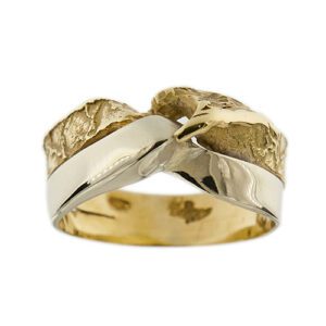 Anello originale a doppia fascia. L’unione dell’oro giallo, lavorazione grezza e dell’oro bianco lucido 18kt si incontrano in un nodo.