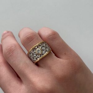 Foto gioiello indossata: anello a fascia due ori con diamanti stile tipo Buccellati