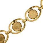 dettaglio retro di bracciale oro giallo smaltato con monete