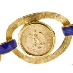 zoom dettaglio moneta messicana di bracciale oro giallo smaltato