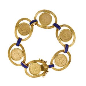 Bracciale vintage a fascia in oro giallo 18kt con elementi ovali lavorati a mille righe e al centro monete di Dos Pesos del 1945 (oro 900/1000), collegati con fascette smaltate blu; chiusura a cassetto con due sicure.