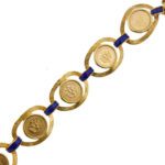 dettaglio bracciale vintage in oro giallo con monete messicane
