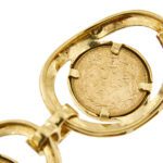 zoom dettaglio retro di bracciale oro giallo vintage smaltato e con 6 monete messicane