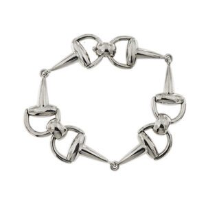 Bracciale in oro bianco 18kt con motivi equestre e maglie disegnate come due staffe collegate da un anello ovale e disegna un fiocco; chiusura a scatto con sicura.