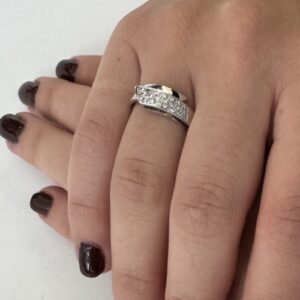 Foto gioiello indossata: anello in oro bianco contrarié con diamanti