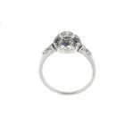 anello art deco in oro bianco con diamanti e zaffiri prospettiva