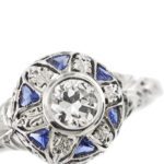 zoom dettaglio diamante di anello art deco in oro bianco con diamanti e zaffiri