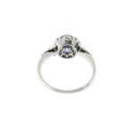 visione interna e retro di anello art deco in oro bianco con diamanti e zaffiri