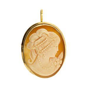 Spilla ciondolo ovale in oro giallo 18kt con cammeo raffigurante una donna di profilo con collana e capelli raccolti.