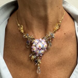 Foto gioiello indossata: collana collier in oro giallo brand Gabriella Rivalta con fiore smaltato, pietre preziose e diamanti