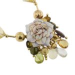 zoom fiore smaltato su collana oro giallo con diamanti e pietre preziose