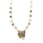 Collana maglia con segmenti e sfere d’oro giallo 18kt alternata da 16 pietre sfaccettate a goccia e quadrate (tormaline, acquamarina, quarzi ialini, quarzi citrini e peridoto) con ciondolo centrale a fiore smaltato a mano con la tecnica dello smalto a fuoco; impreziosito da due stelle in oro bianco con diamanti, taglio brillante da 0.01 ct cad., colore purezza e con pendenti: 8 pietre colorate a goccia, quadrate, sfaccettate e 2 in oro. Brand: Gabriella Rivalta, made in Italy.