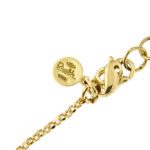 dettaglio zoom incisione brand Gabriella Rivalta su collana oro giallo