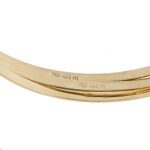 zoom dettaglio incisione su bracciale rigidi oro giallo con ciondolo sterlina pendente