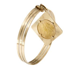 Bracciale composto da 3 bangle piatti in oro giallo 18kt con pendente a rombo rigato con al centro una sterlina in oro 22kt del 1900 raffigurante la regina Victoria.