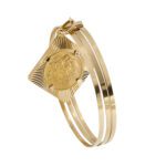 bracciale oro giallo rigido con ciondolo a forma di sterlina