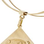 zoom dettaglio incisione su gambo di ciondolo sterlina in oro su bracciali bangle rigidi