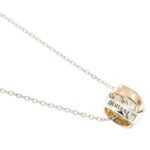 zoom ciondolo di collana maglia rolò oro bianco con inserto D e ciondolo abbraccio in oro bianco e in oro rosa brand Damiani
