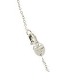 zoom dettaglio chiusura di collana oro bianco ciondolo abbraccio Damiani