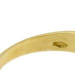 zoom dettaglio punzone 750 oro su gambo interno anello in oro fa uomo con diamante