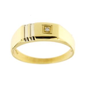 Anello uomo a piccola fascia in oro giallo 18kt con righe decorative in bianco e un quadrato contenente un diamante, taglio brillante da 0.03 ct - colore GH e purezza VS.