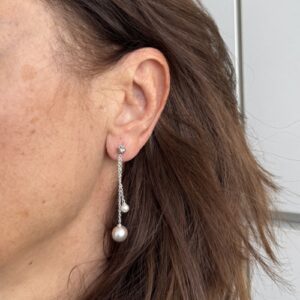 Foto gioiello indossata: orecchini pendenti con perle in oro bianco, brand: Salvini