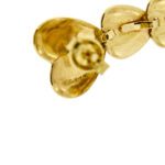 zoom dettaglio retro e punzone 750 oro di orecchini cuori pendenti in oro giallo