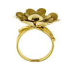 lato spessore di anello oro giallo a forma di fiore con petali