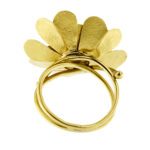 visione interna e retro di anello oro giallo a forma di fiore con petali