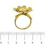 anello a forma di fiore con petali in oro giallo foto paragone righello per misura gioiello in cm