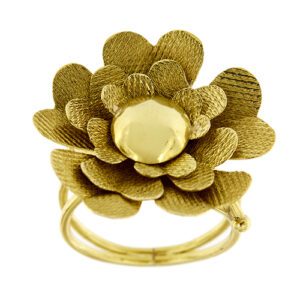 Anello a fiore con petali in oro giallo 18kt lavorato e con centrale lucido, originale gambo doppio contrarié.