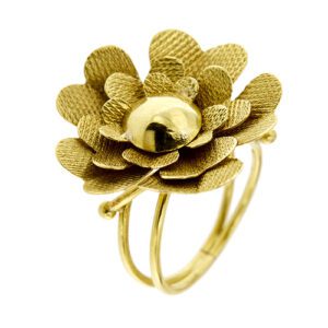 anello a fiore con petali lavorati in oro giallo lato