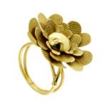 lato 2 di anello fiore oro giallo con petali lavorati