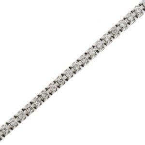 zoom dettaglio diamanti su bracciale tennis oro bianco