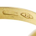 zoom dettaglio punzone 750 oro su gambo interno di anello oro giallo con perla centrale