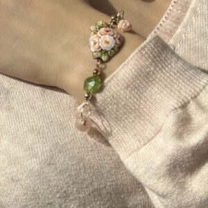 Foto gioiello indossata: bracciale Gabriella Rivalta oro giallo con fiori tecnica smalto a fuoco