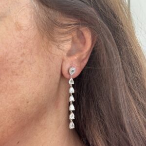 Foto gioiello indossata: orecchini pendenti in oro bianco con diamanti