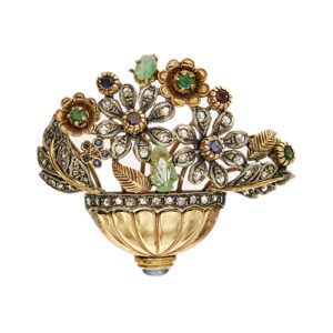 Spilla vaso di fiori in oro rosa 12kt e argento con diamanti e pietre preziose: 54 diamanti taglio rosette: 30 da 0.001 ct e 24 da 0.005 ct cad., totale 0.42 ct, colore GH e purezza VS. 8 zaffiri: 7 rotondi di cui 2 da 0.15 ct cad., 5 da 0.15 ct cad. e uno ovale taglio cabochon da 0.60 ct; 5 smeraldi: 3 rotondi da 0.10 ct cad. e 2 a forma di foglia; 2 rubini rotondi da 0.15 ct cad.