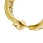 zoom dettaglio punzone 750 oro su farfallina di orecchini oro giallo a cerchio aperto con diamanti