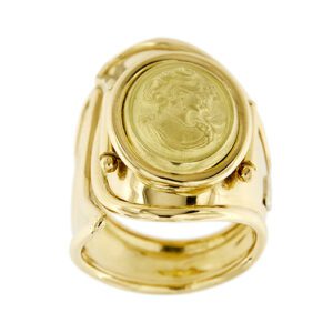 Anello a fascia aperta in oro giallo 18kt con cammeo ovale in oro, viso di donna di profilo con uccellino, misura regolabile da 12 a 17.