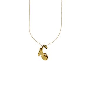 Collana lunga maglia rolò in oro giallo 18kt con charms scarpa gioiello Carmen: ciondolo sandalo a zeppa con smalto nero omaggio alla scarpa dedicata nel 1938 alla ballerina e cantante di Broadway Carmen Miranda; collana con chiusura regolabile in lunghezza. La collezione Miniature preziose by Salvatore Ferragamo Jewels è ispirata alle calzature icona che hanno fatto la storia nella moda e che sono state ideate dallo stilista Salvatore Ferragamo. Brand: Salvatore Ferragamo, collezione: Miniature preziose.