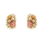 Orecchini a lobo in oro rosa 18kt con 46 perle d’acqua dolce, dimensioni da 3.5-4 mm a 6-6.5 mm, colori avorio, ottima perlagione e 4 coralli intagliati a forma di rose; chiusura a perno e molla. Brand: Mimì.