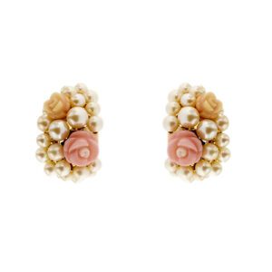 Orecchini a lobo in oro rosa 18kt con 46 perle d’acqua dolce, dimensioni da 3.5-4 mm a 6-6.5 mm, colori avorio, ottima perlagione e 4 coralli intagliati a forma di rose; chiusura a perno e molla. Brand: Mimì.